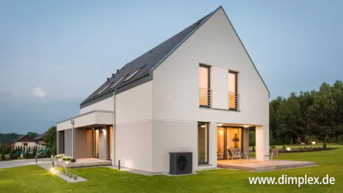 Dimplex-Haus-mit-WP-Presse-System-s_A Dimplex-Wärmepumpe vor Einfamilienhaus