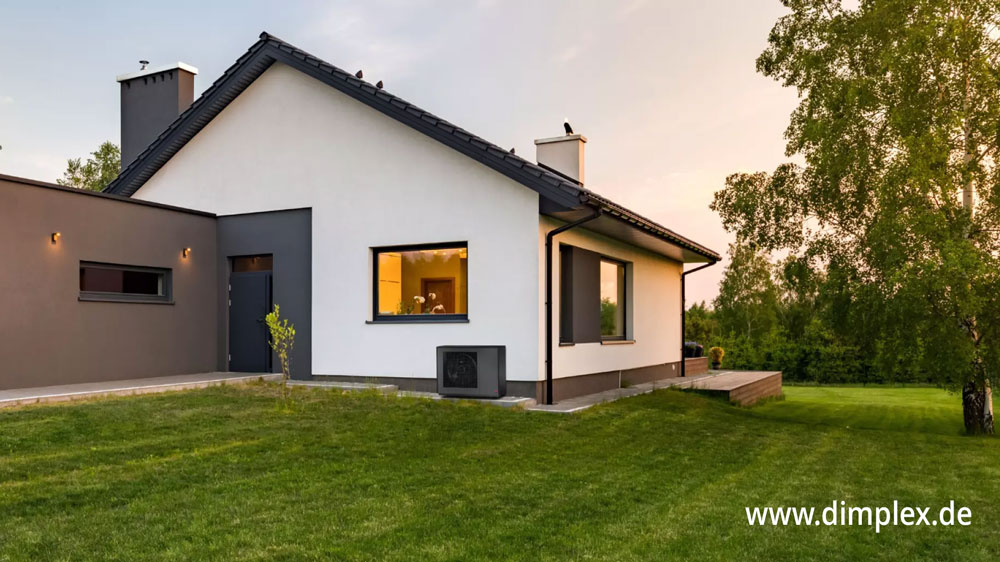 Dimplex-Wärmepumpe vor einem Einfamilienhaus