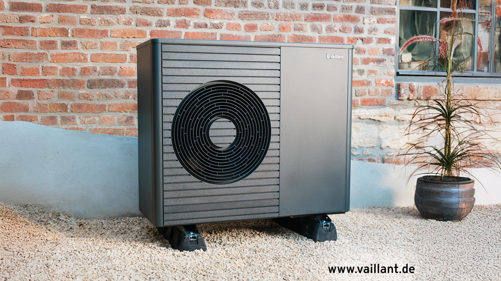 Wärmepumpe aroTHERMplus vor einem Gebäude