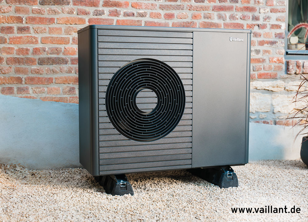 aroTHERMplus_13x18_quer_A_orig Wärmepumpe aroTHERMplus von Vaillant vor einem Gebäude